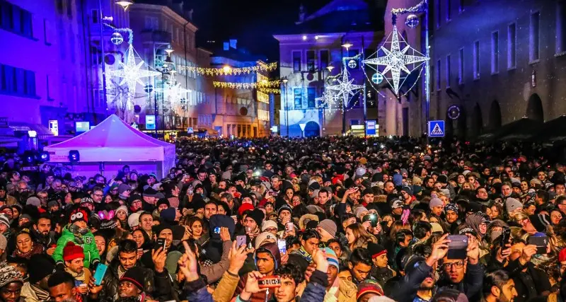 Tutti in piazza per Capodanno, 30 mila persone alle feste di Bolzano, Merano e Laives