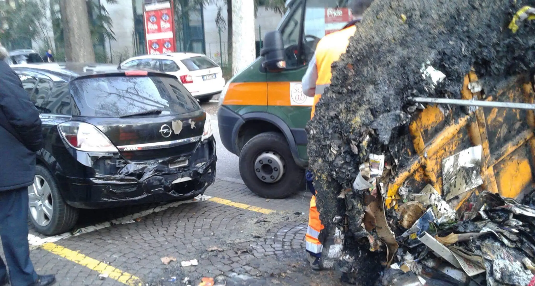 Bolzano, cassonetto in fiamme in via Carducci, danni ad un'auto in sosta