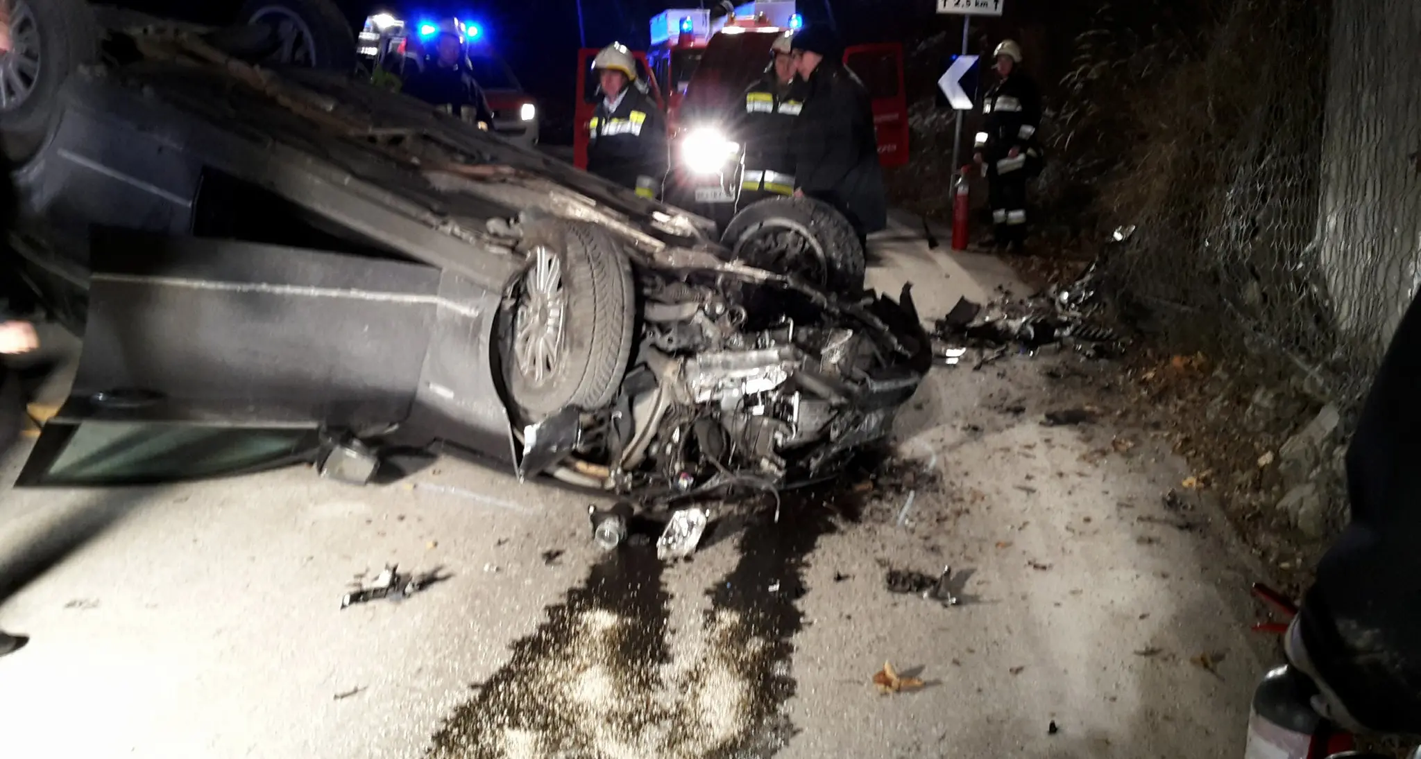 Val d'Ega, auto si cappotta in curva nella notte: ferito gravemente un cameriere di 43 anni