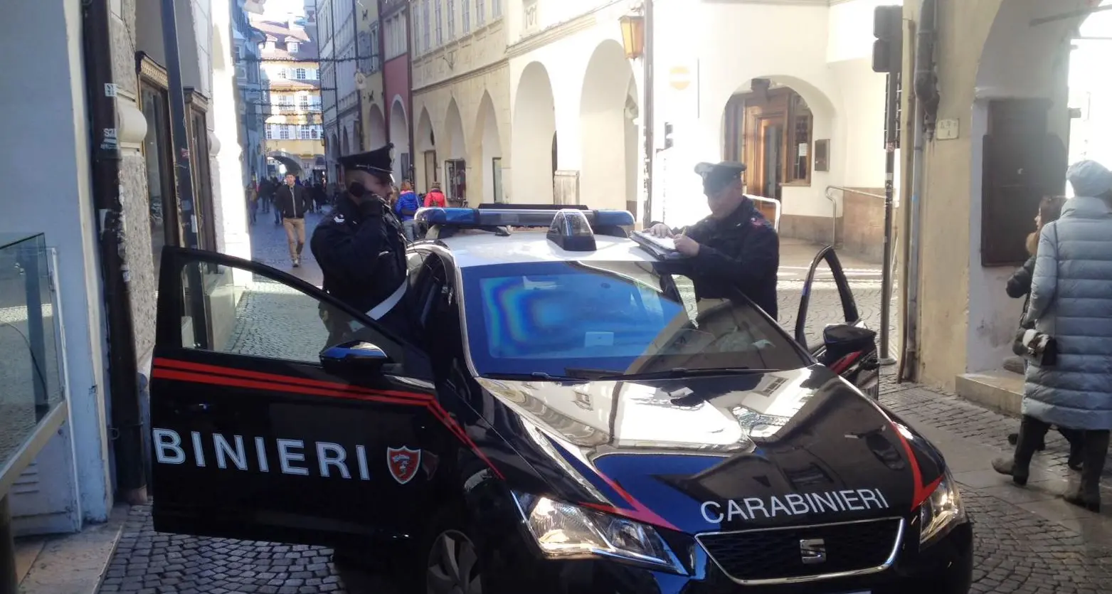 Bolzano, ruba in centro e poi scappa: arrestato dai carabinieri