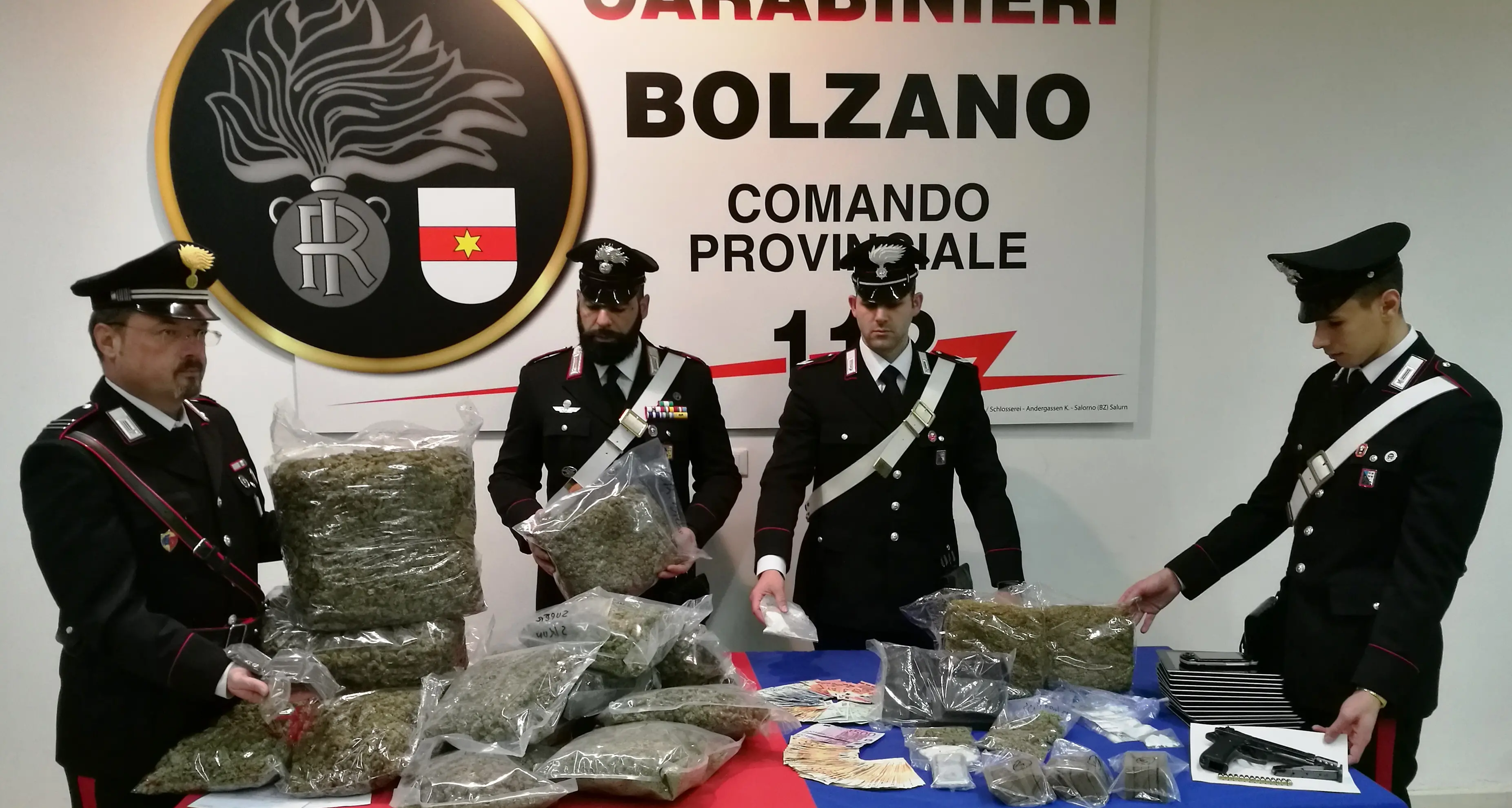 Lana, arrestato con 17 chili di piante di marijuana nel giardino del maso