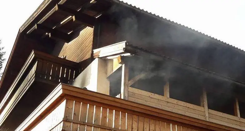 Incendio, muore soffocato tra le fiamme