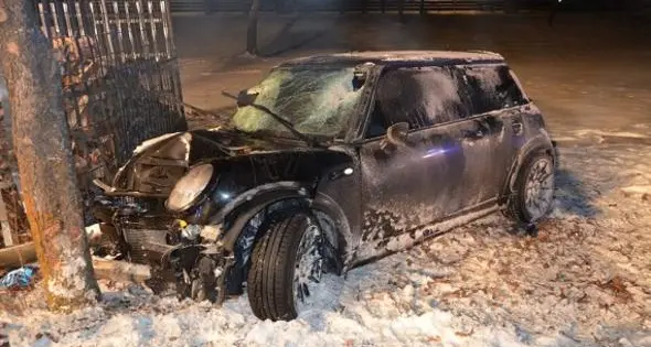 Stegona, si schianta con la Mini contro l'albero in piazza