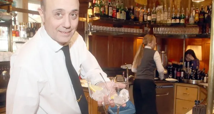 Vip, sorrisi e ricordi, lascia dopo 43 anni il barista del Laurin