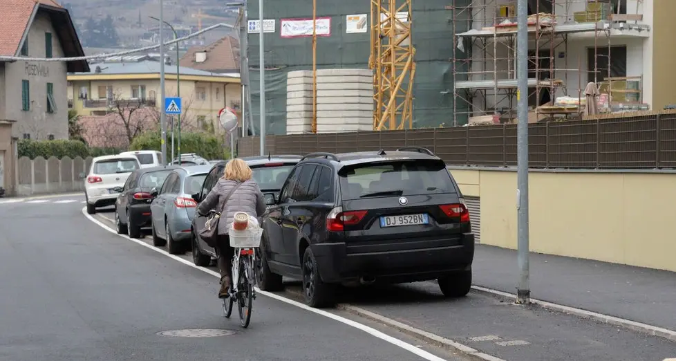 Sul «doppio» marciapiede quindici parcheggi gratuiti