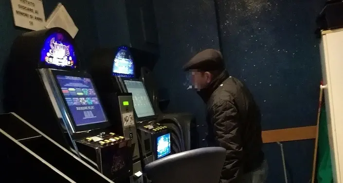 Via Milano, nei bar sono ritornate le slot