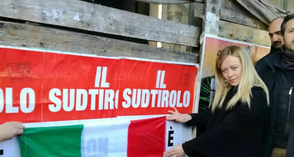 Roma, Meloni copre con il Tricolore i manifesti dei secessionisti dell'Heimatbund