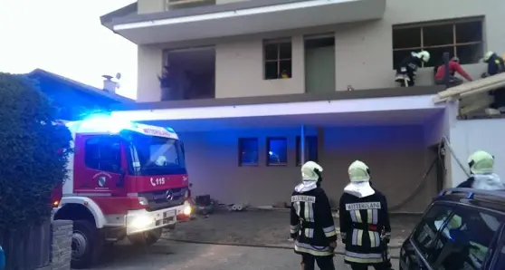 Valdaora, in fiamme il tetto di una casa