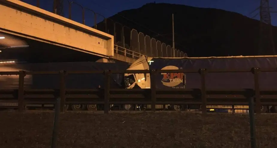 Due incidenti in A22, muore camionista