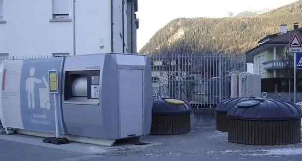Brunico, via i bidoni: per i rifiuti c’è il container