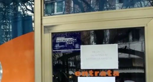 Via Gaismair, i vigili urbani chiudono la sala giochi