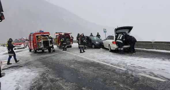 Burgusio, scontro tra due auto: cinque feriti