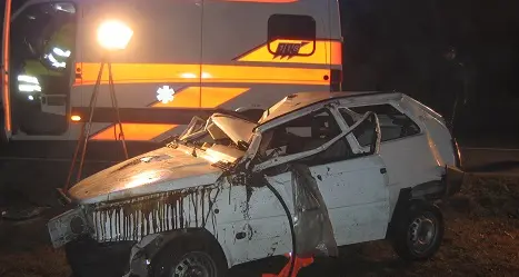 Termeno, auto si ribalta e finisce nei frutteti: un ferito grave