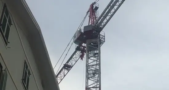Piazza Walther, svetta la gru di 80 metri