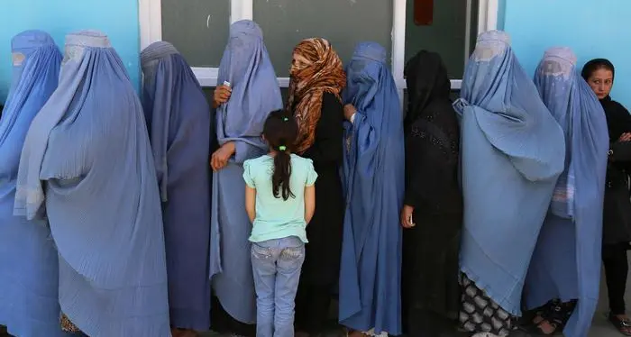 Bolzano, il vescovo Muser: \"La croce è importante ma sarebbe sbagliato vietare il burqa\"