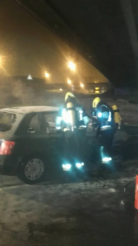 Bolzano, auto sbatte contro il guard rail e prende fuoco