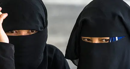Burqa, vescovo tollerante Kompatscher più rigoroso