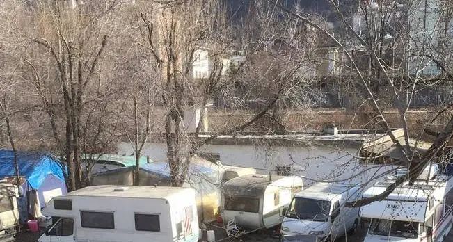 Nomadi in Zona, danni e fuochi vicino alla ferrovia