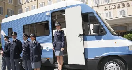 Bolzano, violenza contro le donne: a San Valentino in piazza Municipio il camper della polizia