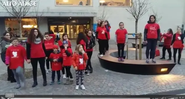 Bolzano, flash mob in piazza per dire no alla violenza