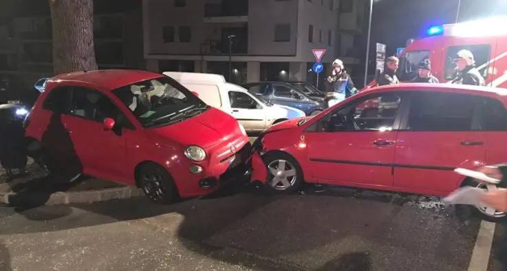 Ora, frontale tra due auto: quattro feriti