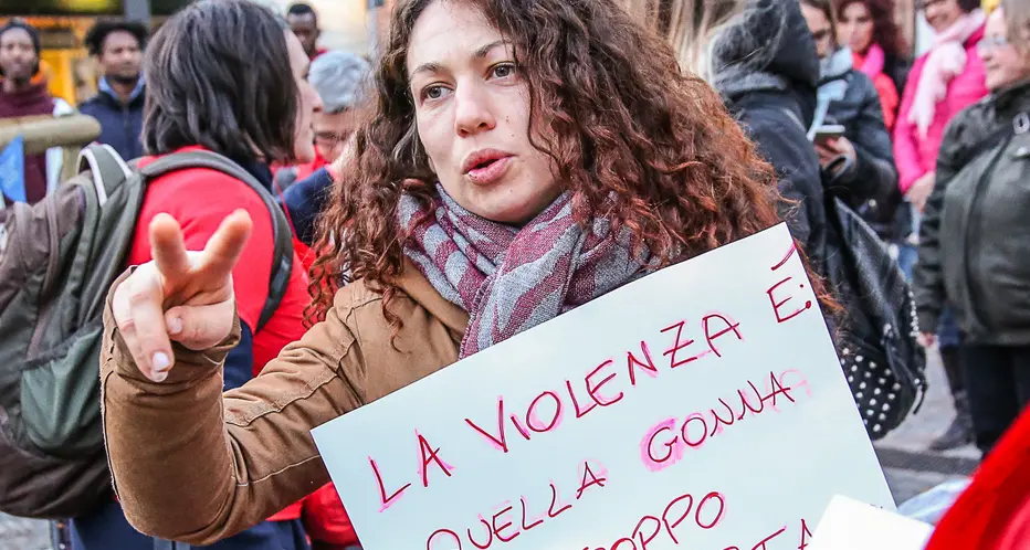 In piazza la danza per dire: «Basta»