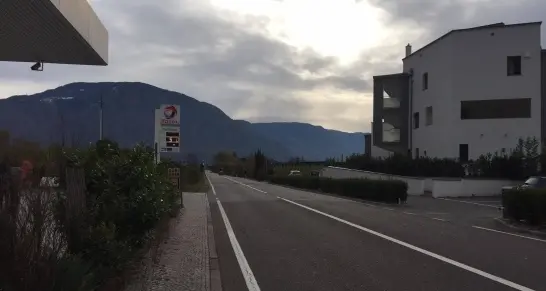 In via Merano ciclabile e marciapiede