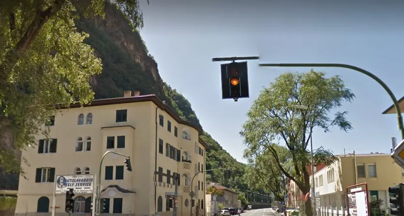 Bolzano, auto contro moto in viale Trento: un ferito
