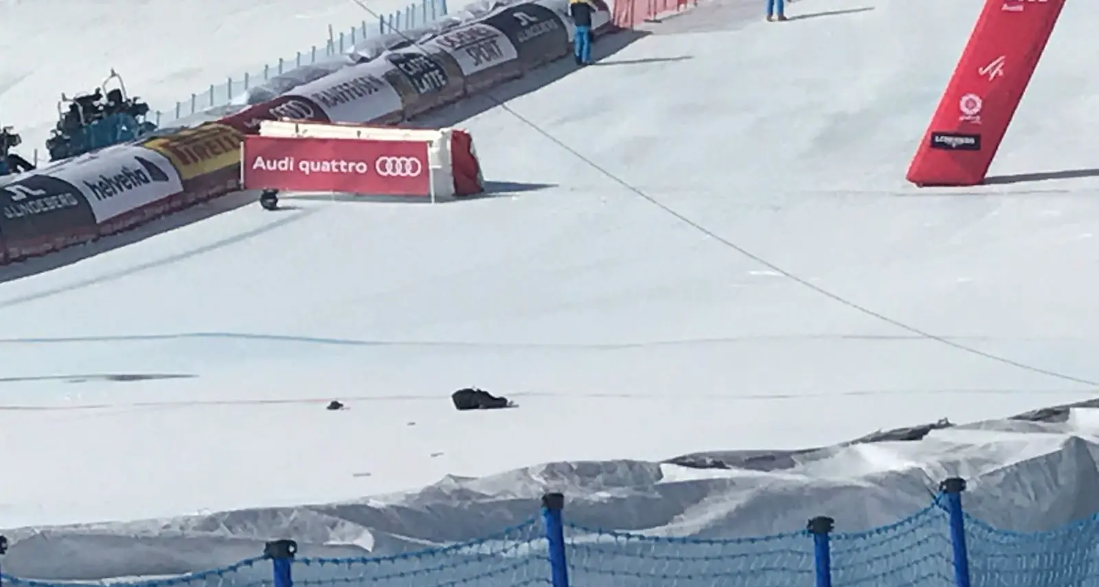 Tragedia sfiorata ai Mondiali: aereo trancia cavo, telecamera piomba in pista