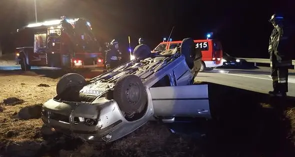 Malles, auto si rovescia e l'automobilista scappa