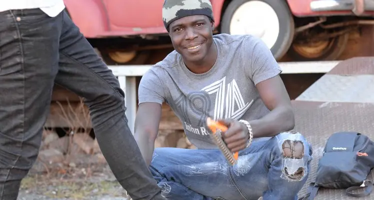 Malik, il lustrascarpe che ha conquistato meranesi e sindaco