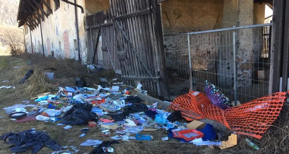 Bolzano, discarica abusiva in un prato di via Agruzzo