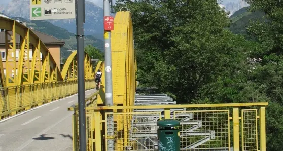 Bolzano, ferisce un uomo in bicicletta e scappa