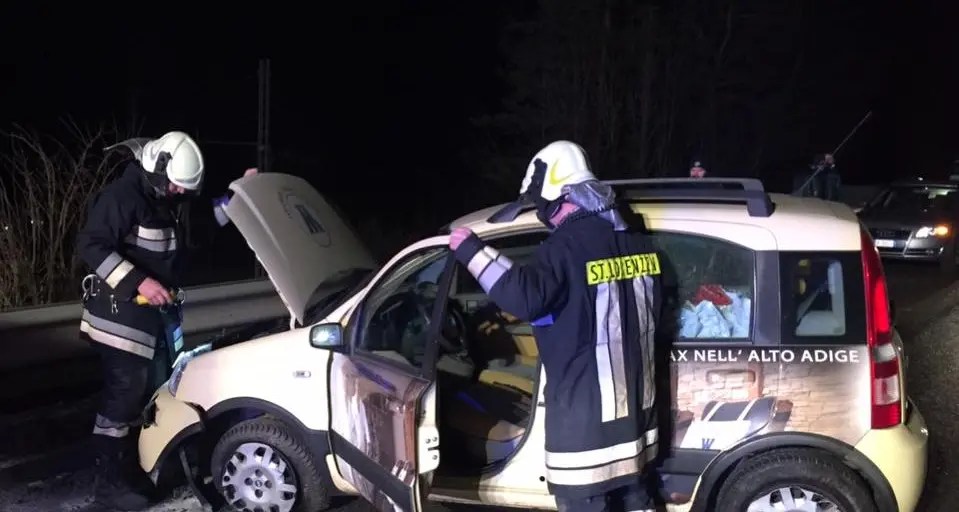 San Lorenzo, si schiantano contro il guard rail: due feriti