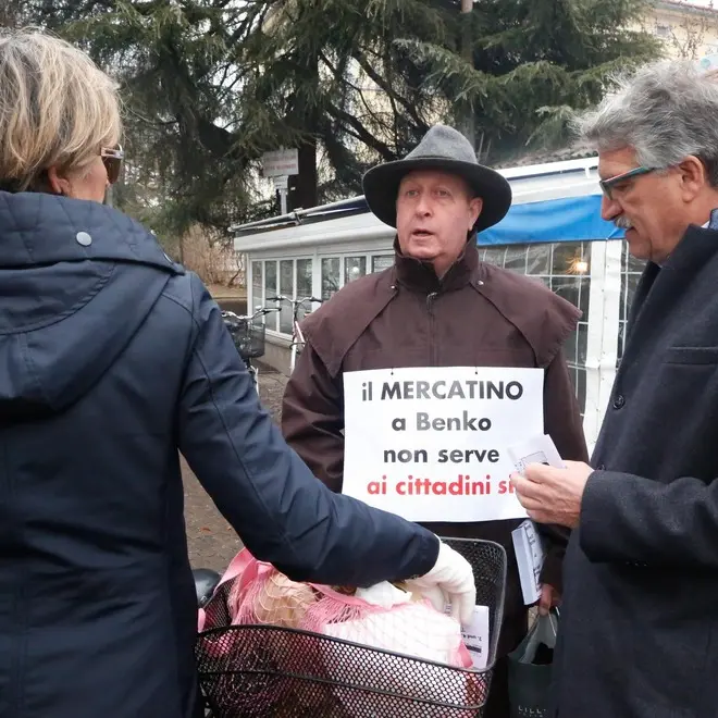 Protesta e raccolta di firme a difesa del mercato delle pulci