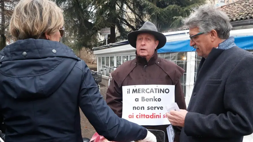 Protesta e raccolta di firme a difesa del mercato delle pulci