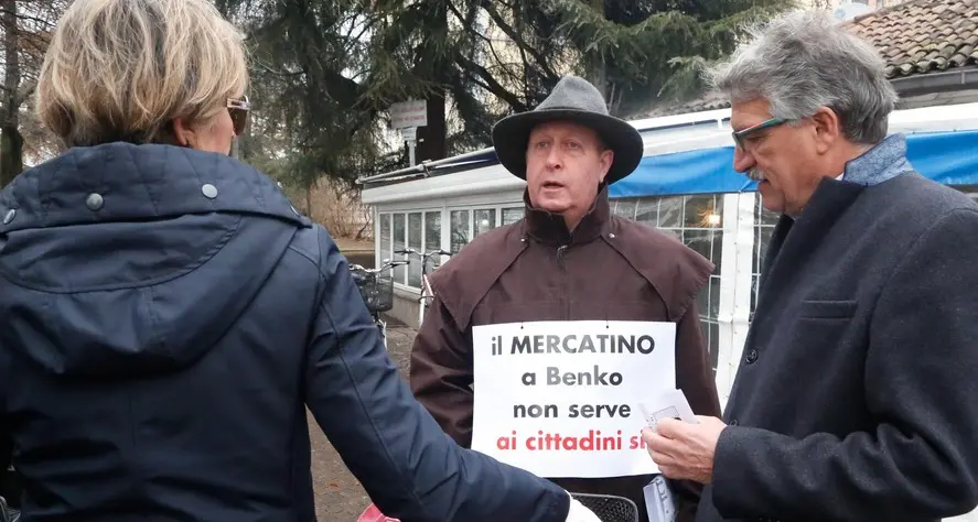 Protesta e raccolta di firme a difesa del mercato delle pulci