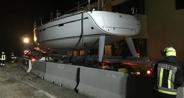 Ponte Gardena, tir con uno yacht si incastra in un cantiere