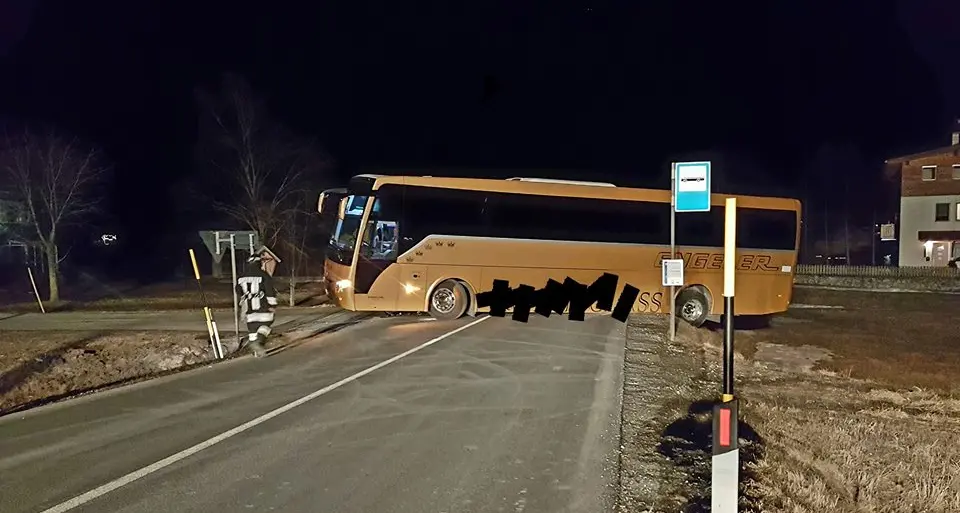 Fleres, pullman rimane incastrato: intervento dei vigili del fuoco