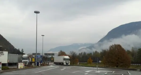 Castel Varco, incendio all'area di servizio