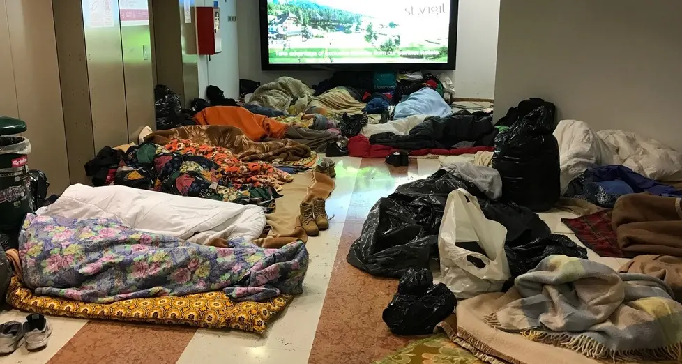 Bolzano, 30 profughi accampati nel sottopasso dei Piani per difendersi dal freddo