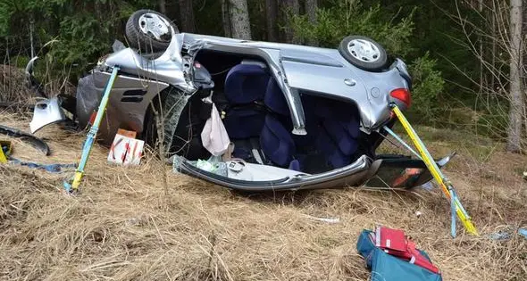 Stegona, sbatte contro il guard rail e si ribalta con l'auto: un ferito