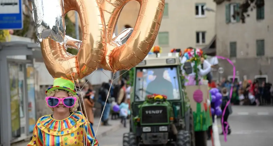 La sfilata del carnevale onora la storia della città