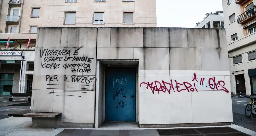 Scritte selvagge sui muri di Bolzano, arrivano i «ripulitori»