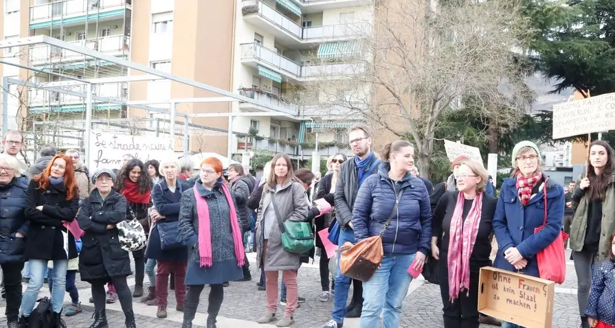 In cento in piazza: «Adesso più diritti»