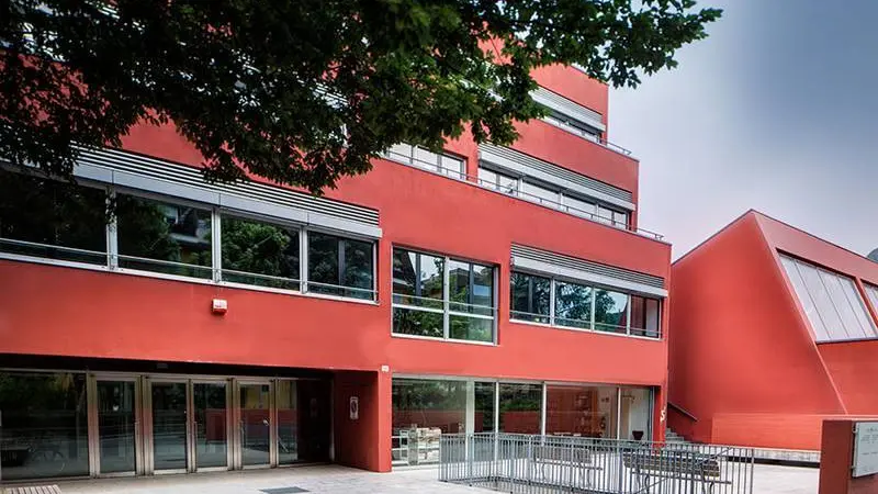Bolzano, scoppia la provetta nell'ora di chimica: tre feriti