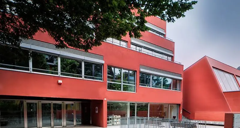 Bolzano, scoppia la provetta nell'ora di chimica: tre feriti