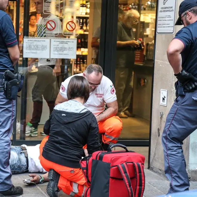 Bolzano: ruba al Despar, scappa e morde una guardia