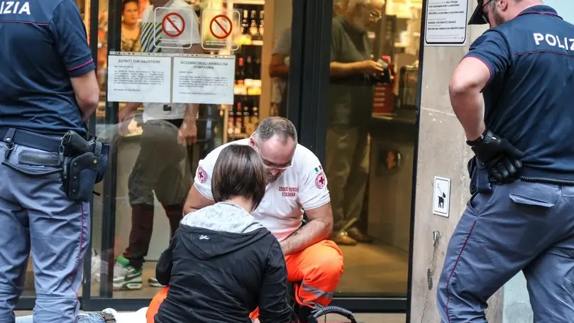 Bolzano: ruba al Despar, scappa e morde una guardia