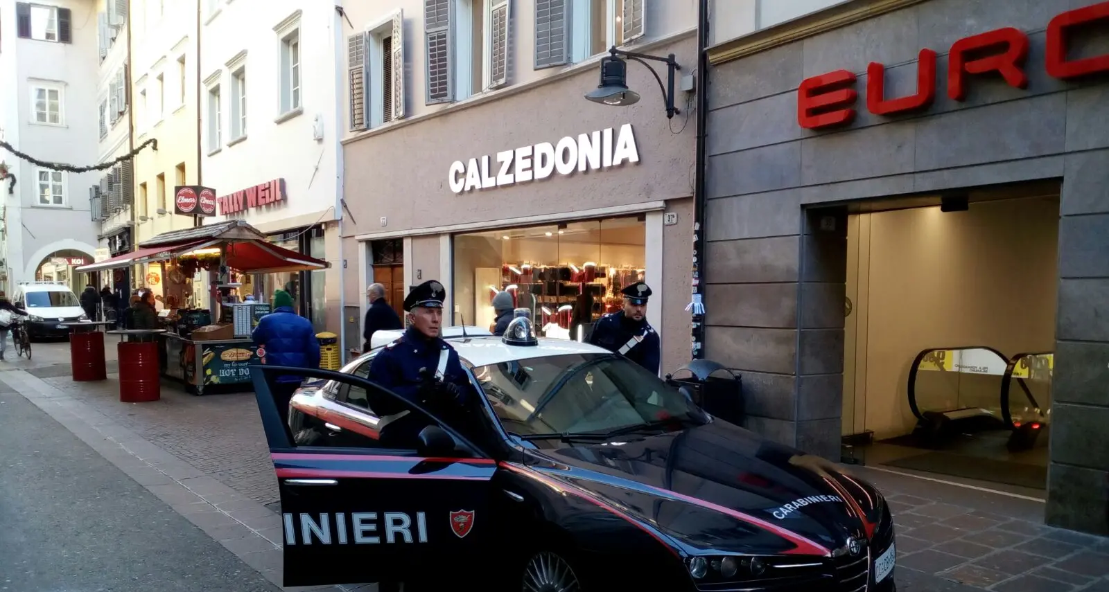 Bolzano, rapina l'Eurospar e cerca di picchiare i carabinieri: arrestato